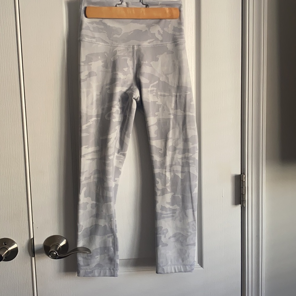 Lululemon High Waisted 21”Wunder Under Camo cropped leggings